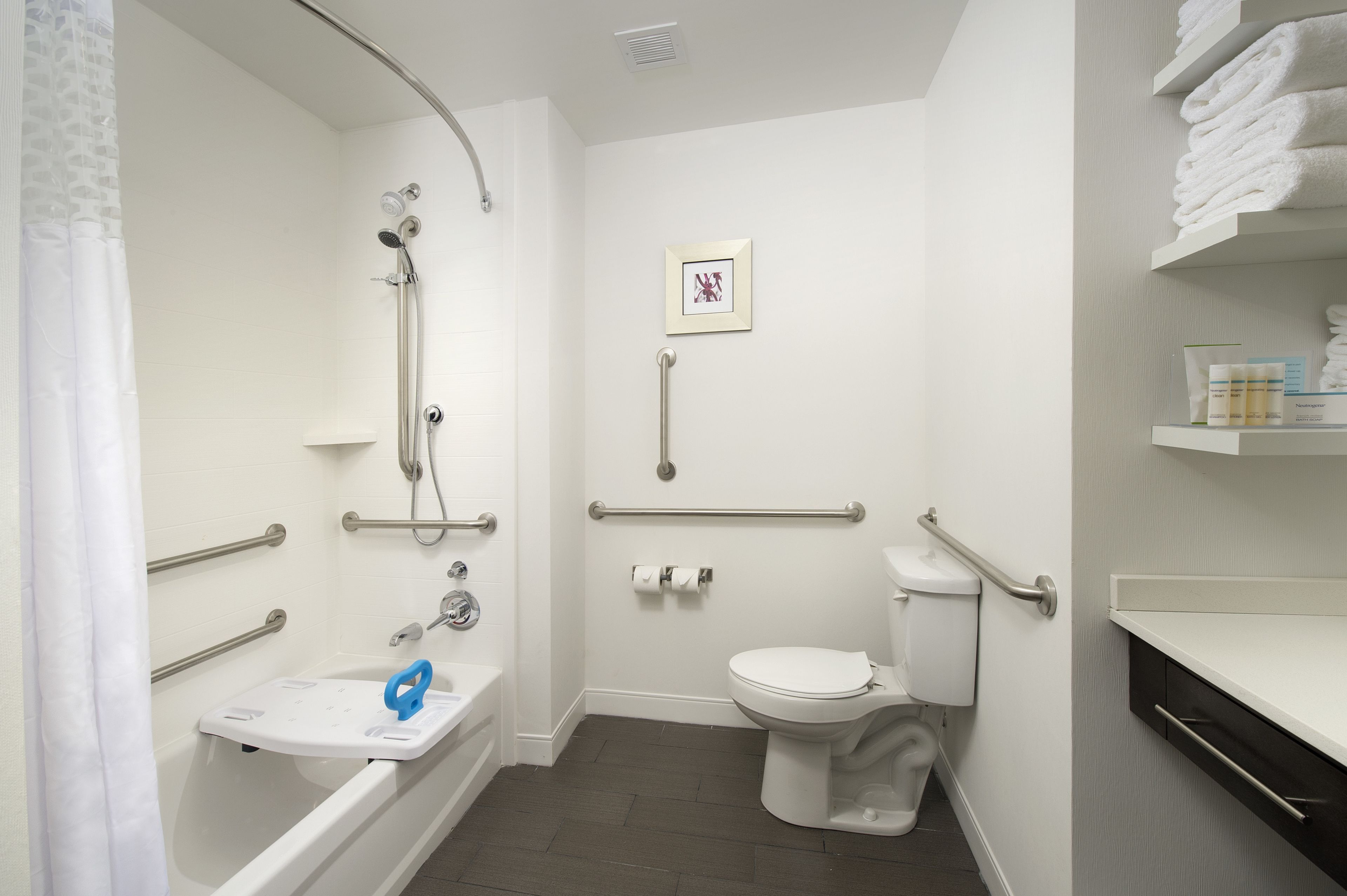 combined shower/bathtub, hair dryer, towels