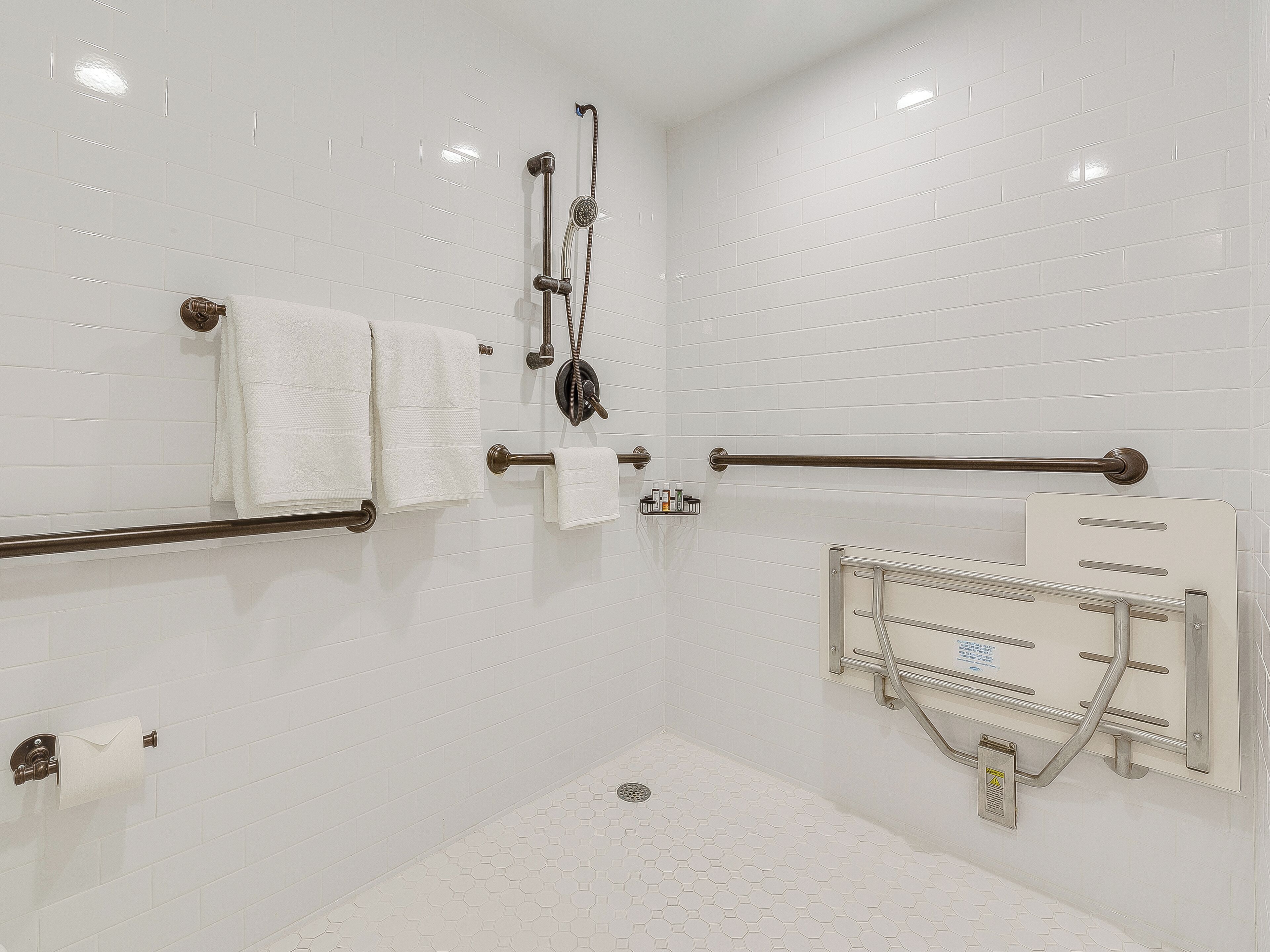 Phòng, 1 giường cỡ king, buồng tắm phù hợp cho xe lăn | Phòng tắm | Buồng tắm vòi sen, đồ dùng nhà tắm miễn phí, máy sấy tóc, khăn tắm 