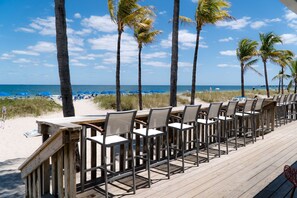 A beachside bar with outdoor seating overlooking the ocean. - Plunge Beach Resort (Lauderdale-by-the-Sea)