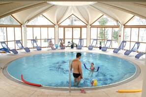 من حمّامات السباحة المغطاة