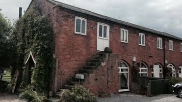 Family Cottage, 2 Bedrooms, Private Bathroom, Garden View (No 8 The Granary) | Exterior