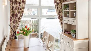 Family Cottage, 2 Bedrooms, Private Bathroom, Garden View (No 8 The Granary) | Restaurant