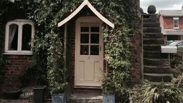 Family Cottage, 2 Bedrooms, Private Bathroom, Garden View (No 8 The Granary) | Exterior