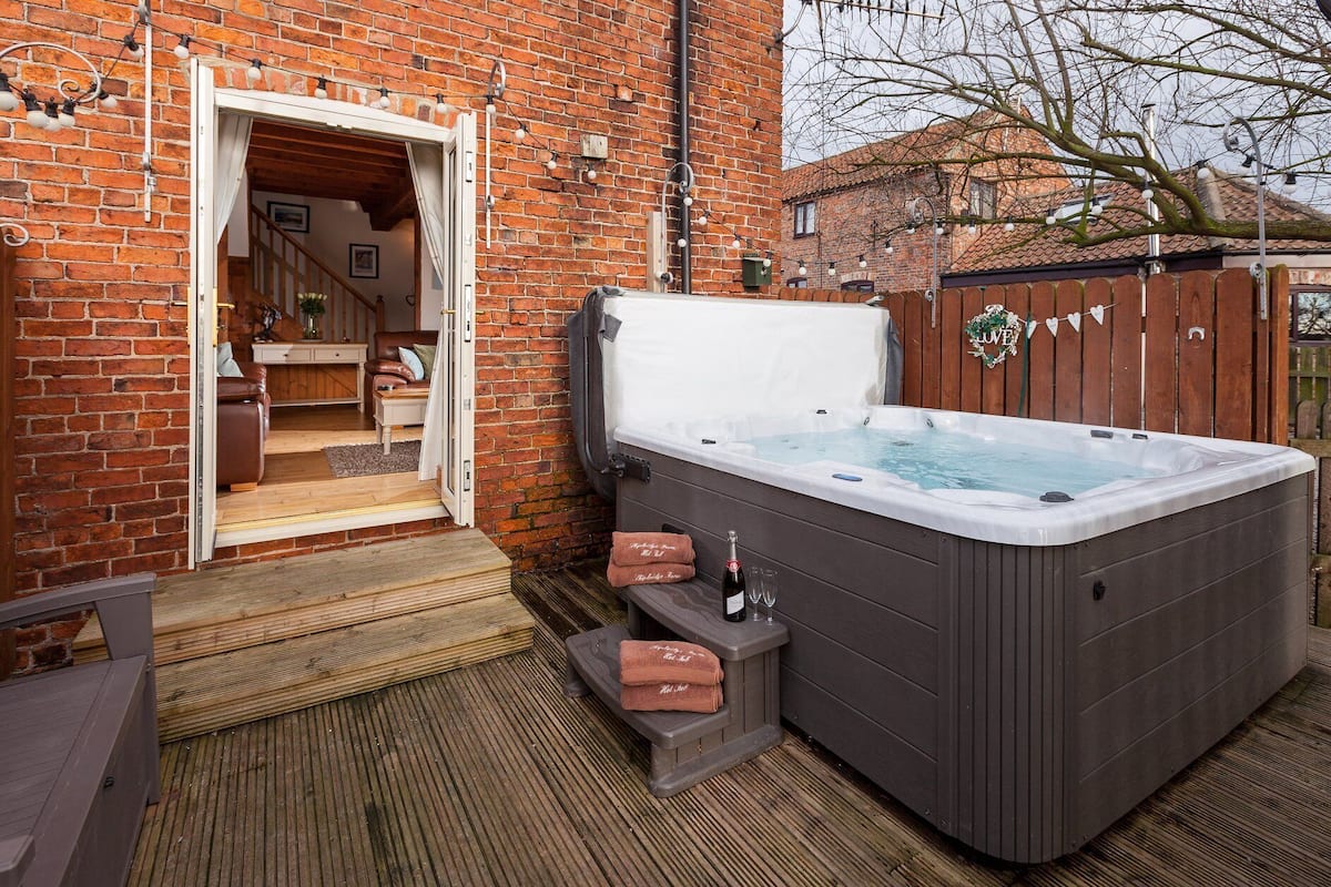 Family Cottage, Private Bathroom, Garden View (No 8 The Granary ) | Outdoor pool