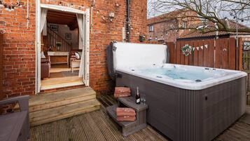 Family Cottage, 2 Bedrooms, Private Bathroom, Garden View (No 8 The Granary) | Outdoor pool