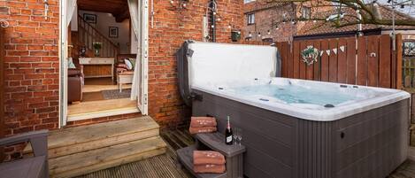 Family Cottage, Private Bathroom, Garden View (No 8 The Granary ) | Outdoor pool