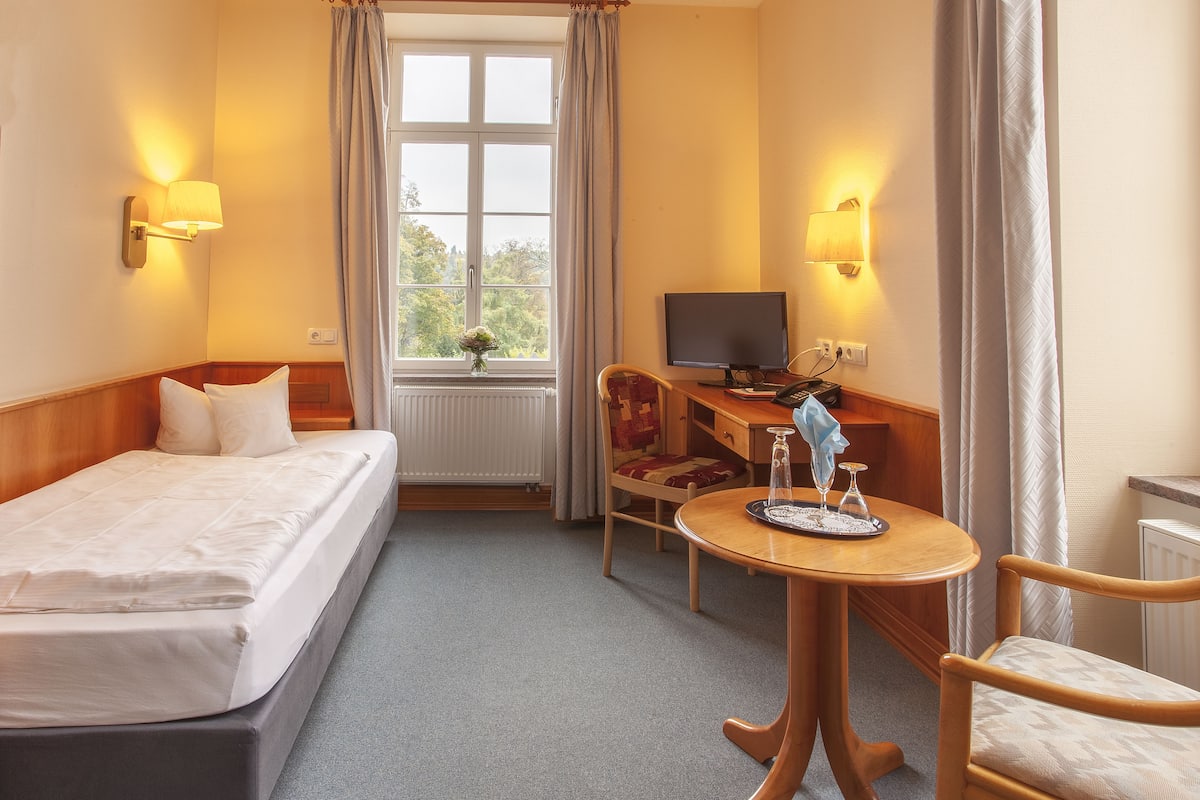 Klassieke eenpersoonskamer | Luxe beddengoed, een minibar, een kluis op de kamer, een bureau