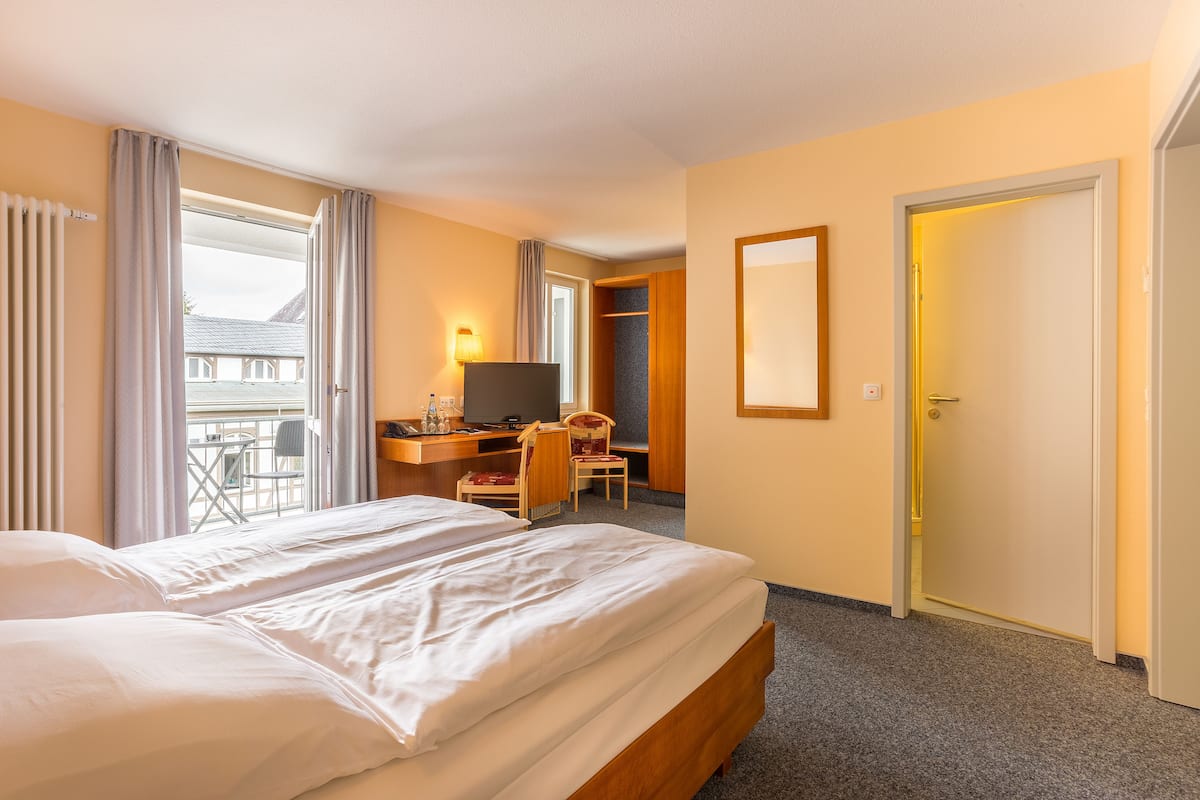 Superior tweepersoonskamer | Luxe beddengoed, een minibar, een kluis op de kamer, een bureau
