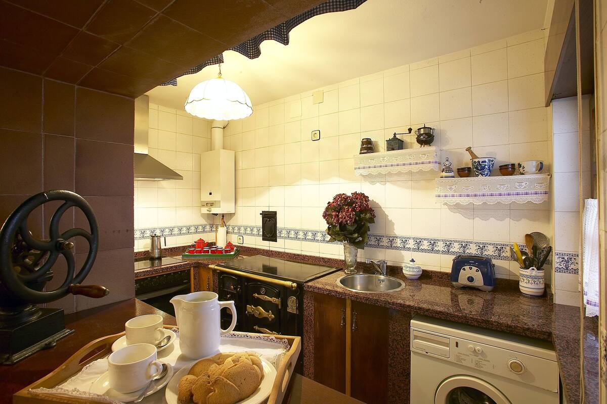 House, 4 Bedrooms | Private kitchen