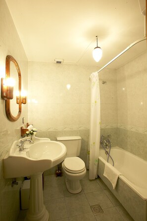 House, 4 Bedrooms | Bathroom
