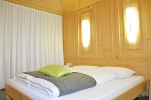 Safe på rommet, wi-fi (inkludert) og sengetøy