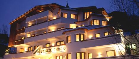 Fassade der Unterkunft – Abend/Nacht