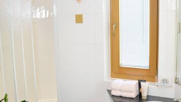 Studio (Type C + 92.- cleaning fee per week) | Bathroom | Free toiletries, hair dryer, towels