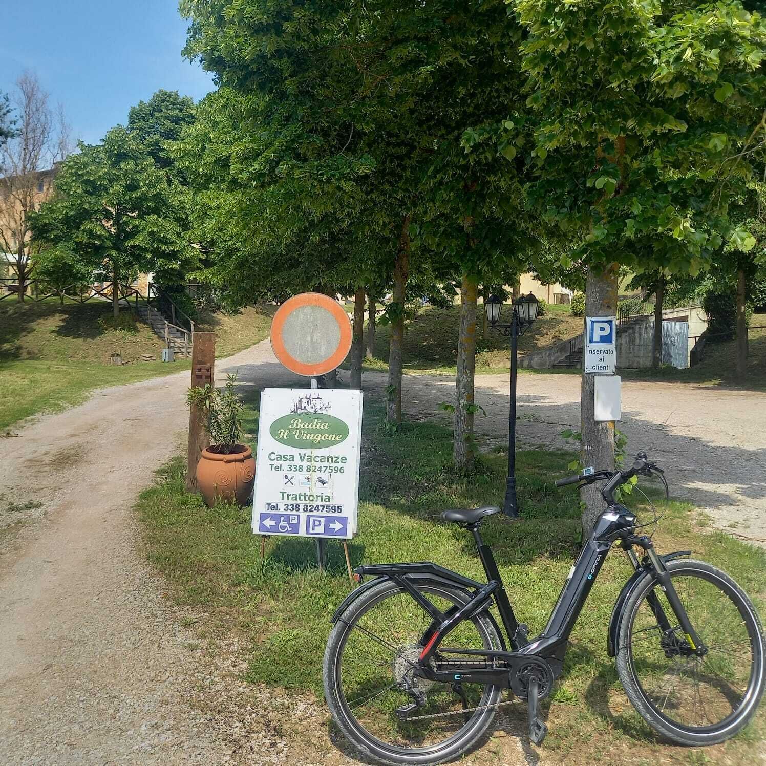 Ein Fahrrad steht in der Nähe eines Schildes für Bardia Il Vingone, das einen Parkplatz für Gäste kennzeichnet.