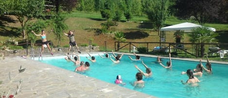 Piscine extérieure, parasols de plage, chaises longues