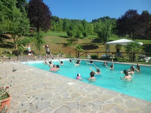 Piscina a l'aire lliure (horari: 09:00-19:30), para-sols i gandules 