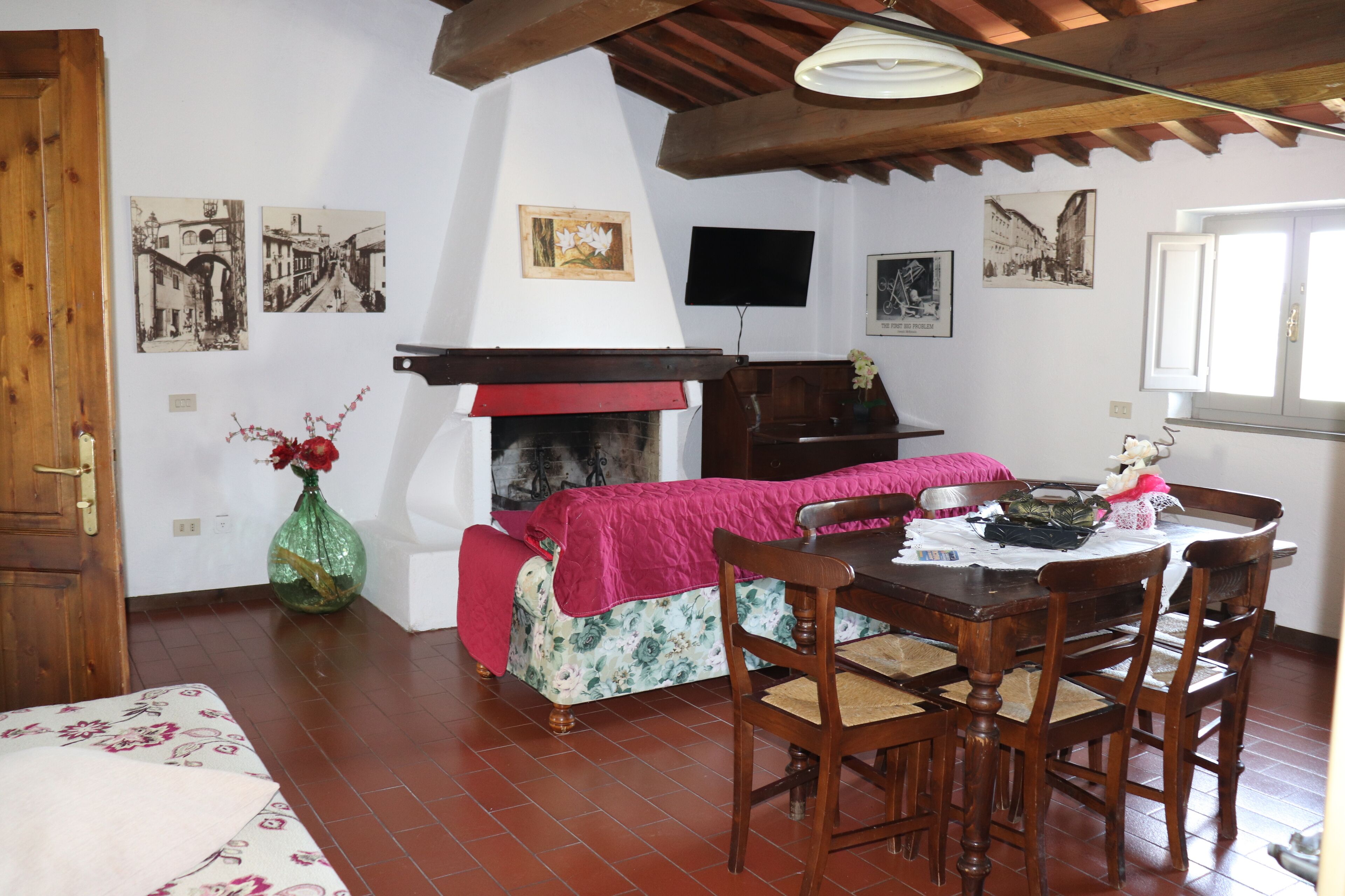 Appartamento Luxury, 2 camere da letto, caminetto, vista valle | Area soggiorno | TV a schermo piatto 28 pollici con canali via cavo