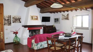 Luxury Apartment, 2 Bedrooms, Fireplace, Valley View | Living area