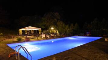 AuĂenpool, geöffnet von 09:00 Uhr bis 19:30 Uhr, Sonnenschirme