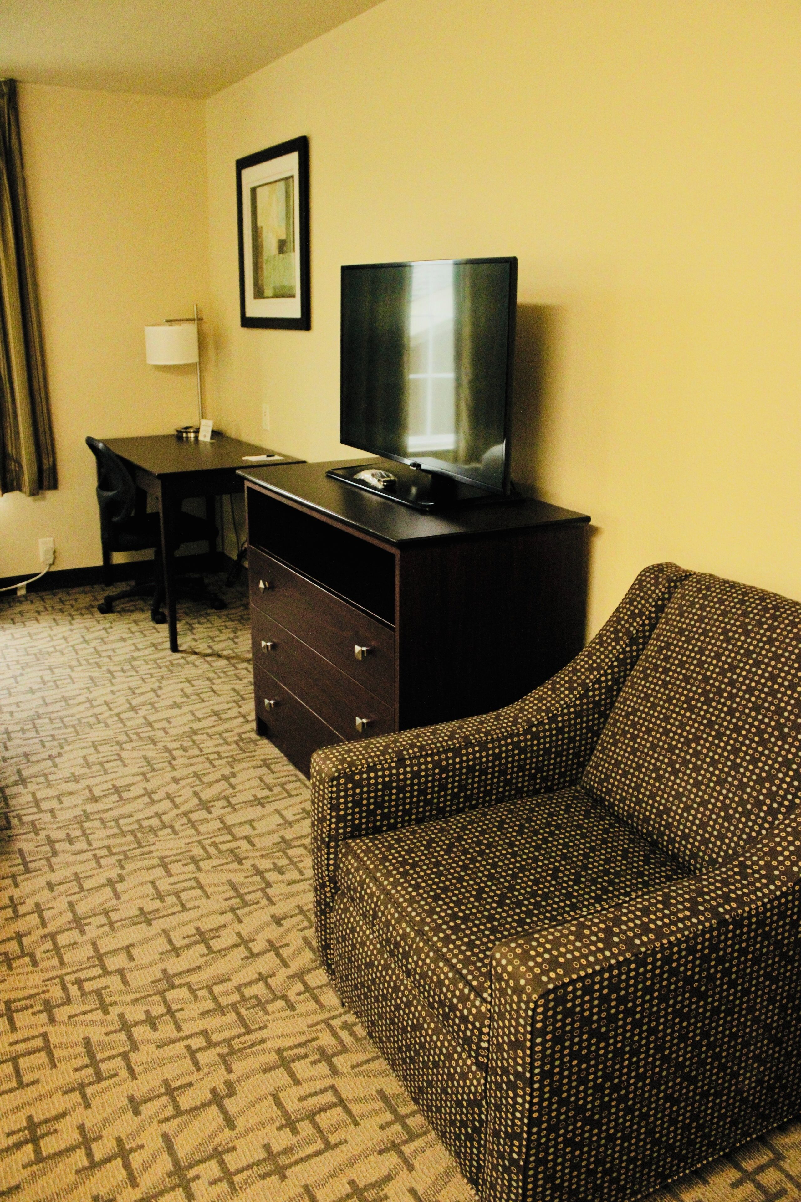 executive suite, 1 king bed, non smoking | premium bedding, in-room safe, desk, laptop workspace