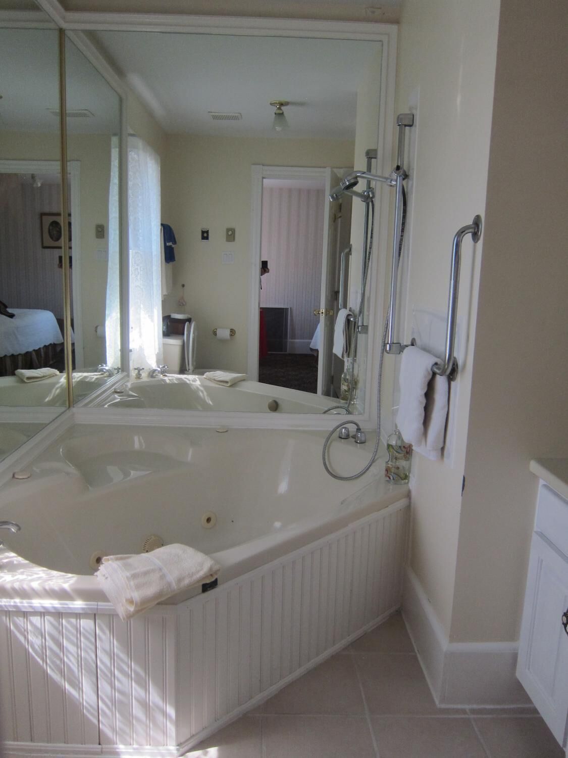 Kombinasi shower/bathtub dan perlengkapan mandi gratis