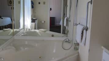 Kombinasi shower/bathtub dan perlengkapan mandi gratis