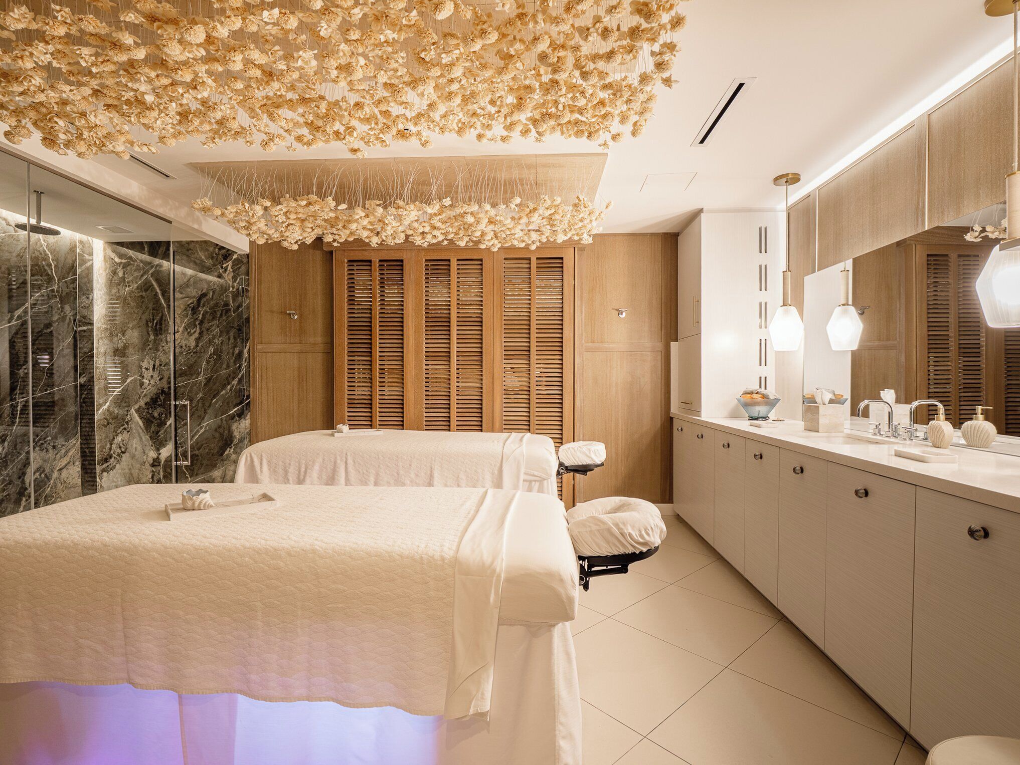Couples treatment rooms, hot tub, steam room, Turkish bath