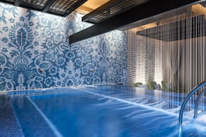 Outdoor pool, pool cabanas (surcharge), pool umbrellas