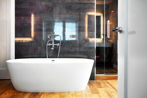 Articles de toilette griffés, séchoir à cheveux, peignoirs, pantoufles