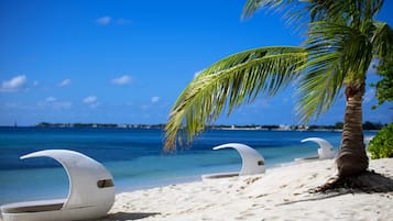 Trên bãi biển, cát trắng, nhà lều trên biển, ghế dài tắm nắng