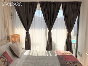 Ropa de cama de alta calidad y caja de seguridad en la habitación