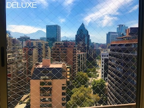 Ropa de cama de alta calidad y caja de seguridad en la habitación