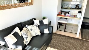 스탠다드 아파트, 침실 1개, 주방, 산 전망 | 거실 | 케이블 채널 시청이 가능한 34인치 평면 TV, TV