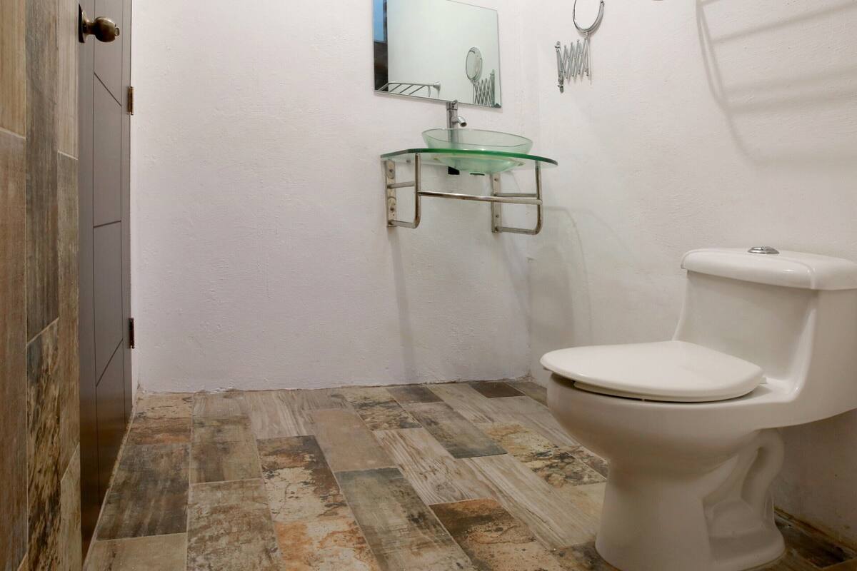 Dusche, kostenlose Toilettenartikel, Haartrockner, Handtücher