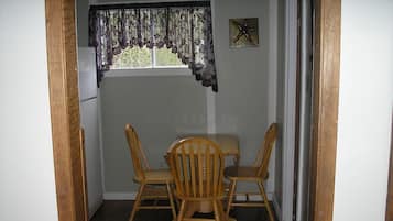 Cabin, 2 Bedrooms, Kitchen (Cabin 9,10) | In-room dining