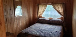 Ferienhütte, 2 Schlafzimmer, Küche (Cabin 9,10) | Verdunkelungsvorhänge, kostenloses WLAN, Bettwäsche