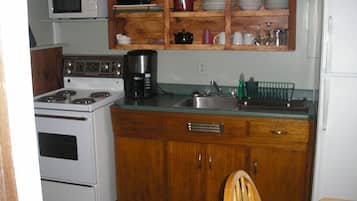 Cabin, 2 Bedrooms, Kitchen (Cabin 9,10) | Private kitchen | Coffee/tea maker