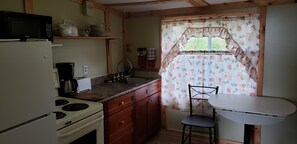 小屋, 2 間臥室, 廚房 (Cabin 9,10) | 遮光布/窗簾、免費無線上網、床單