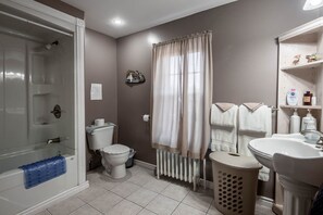 Free toiletries, hair dryer - Jeddore Lodge B & B (Head of Jeddore)