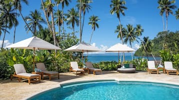 Kolam renang outdoor, dengan payung kolam renang dan kursi berjemur