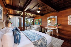 Ropa de cama de alta calidad y caja de seguridad en la habitación 