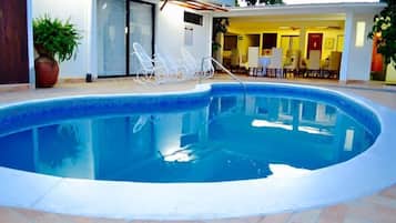 Una piscina al aire libre (de 06:00 a 22:00), sombrillas, tumbonas