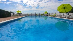 Una piscina al aire libre, tumbonas