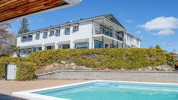 Utomhuspool och solstolar