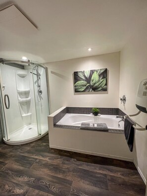 Grand Apartment, Multiple Bedrooms, Kitchen, River View | Bathroom | Combined shower/bathtub, towels, soap, shampoo - Auberge de Nos Aïeux (Les Eboulements)