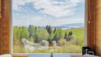 Cabane Panoramique, 1 grand lit, salle de bains commune, vue fleuve | Coin séjour | Livres