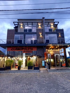 واجهة المنشأة - في المساء/الليل