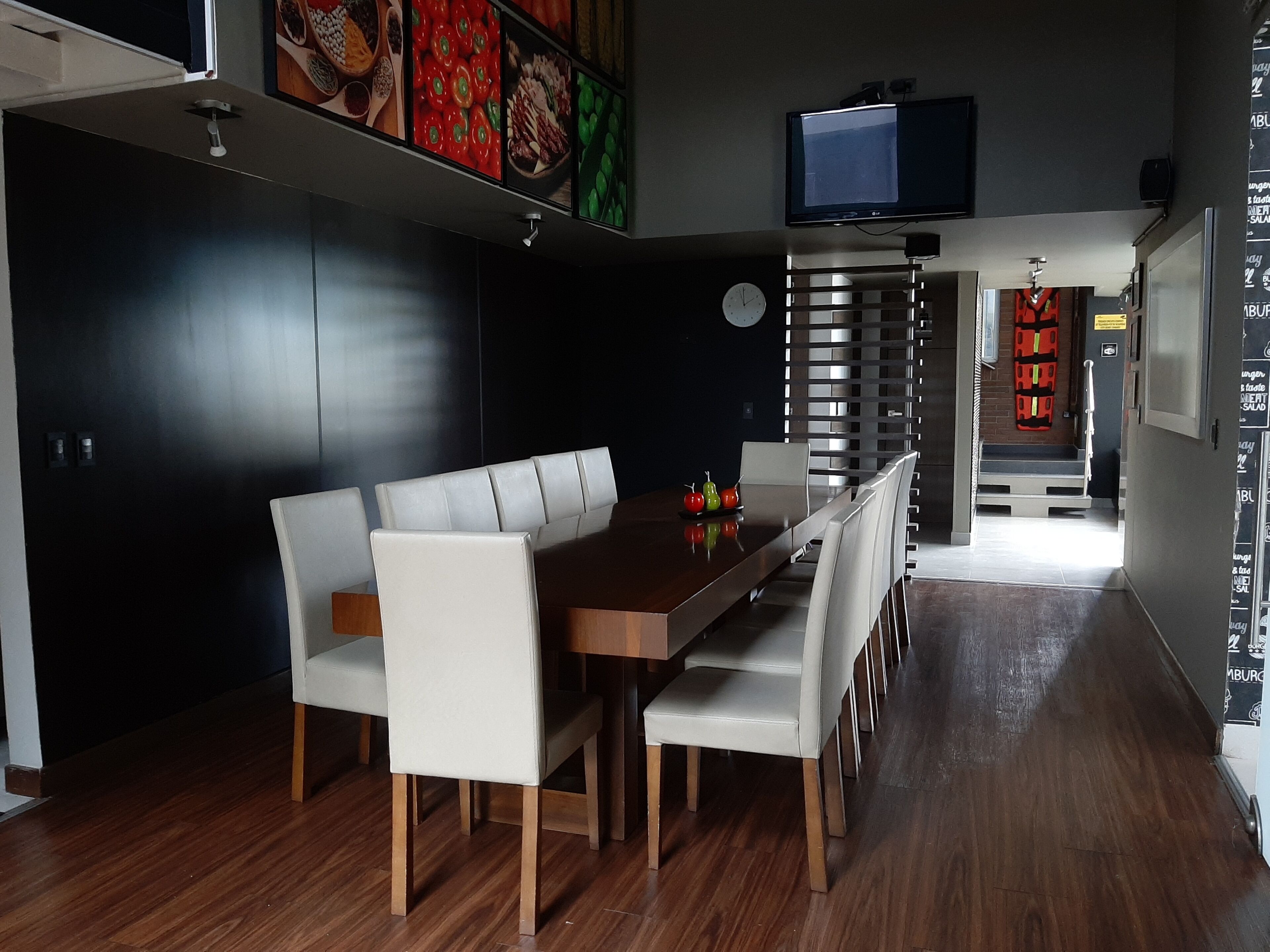 breakfast, lunch, dinner served; international cuisine