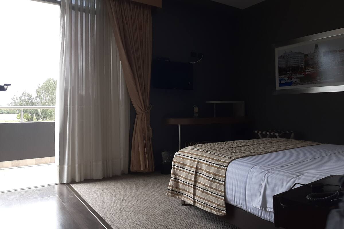 Minibar, caja de seguridad en la habitación y escritorio 