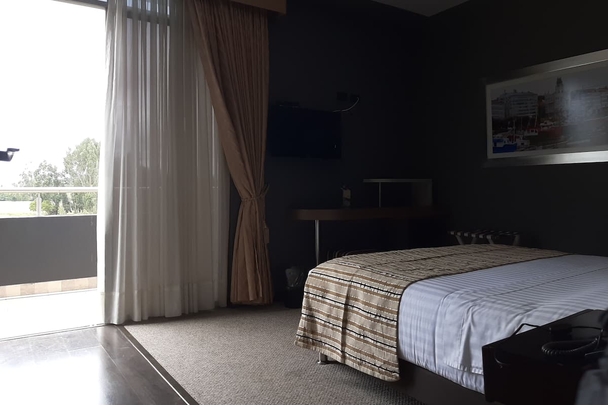 Kamar Double Standar, balkon | 1 kamar tidur, minibar, brankas, dan meja kerja